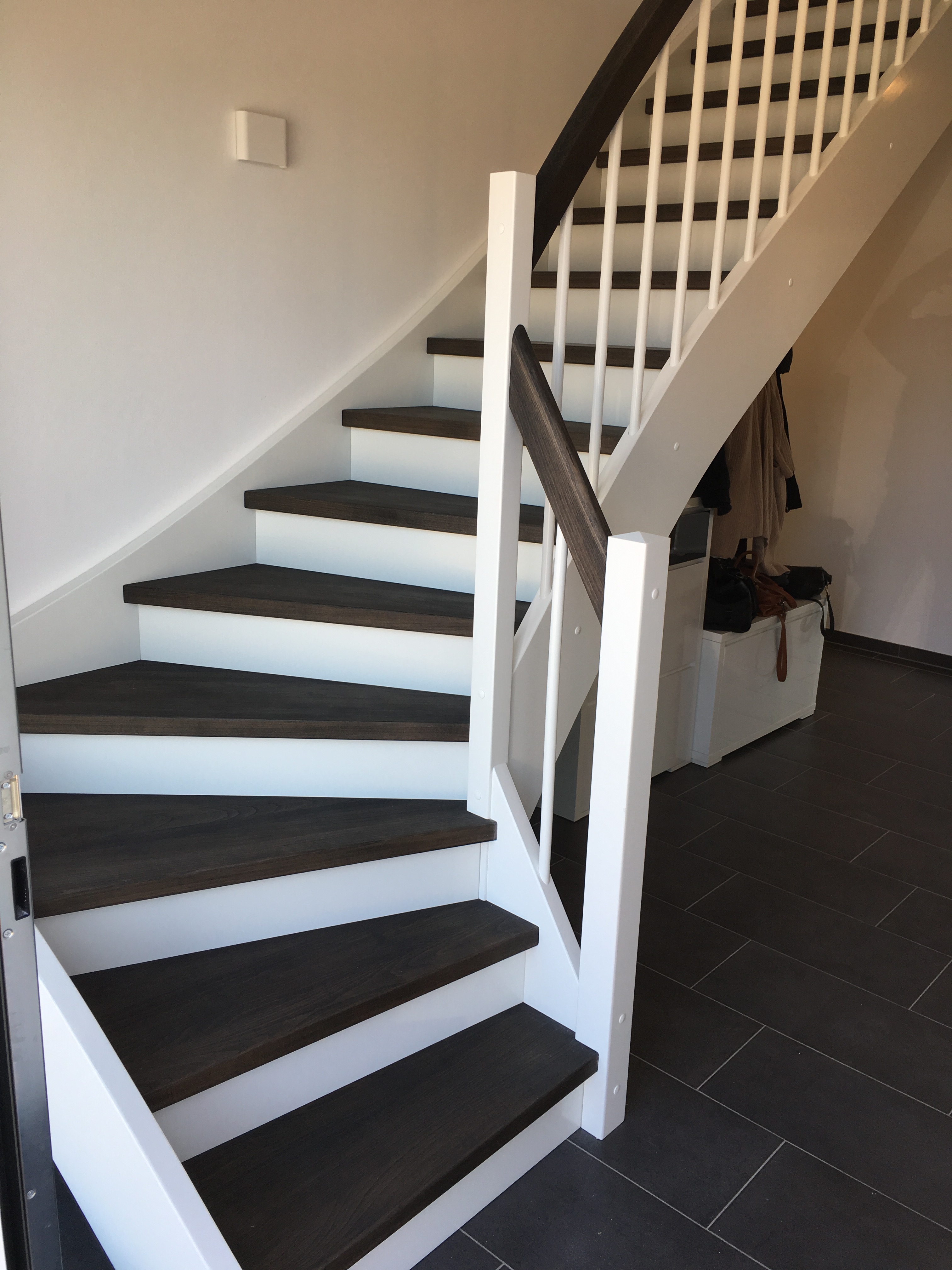 weisse Treppe mit Ebenholz geoelten Stufen Handlauf | Uhde Bauelemente